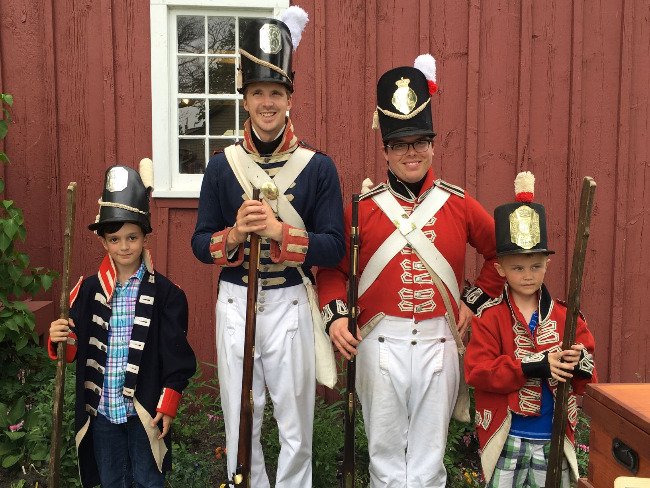 Adults and children dressed like soldiers of War of 1812